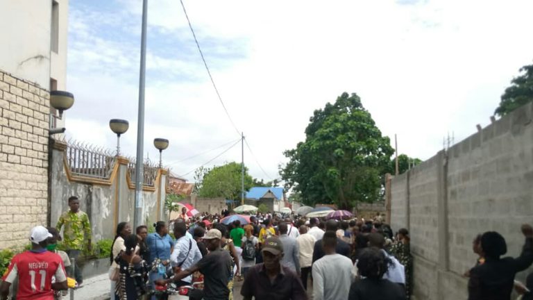 Les mesures de distanciation sociale ne sont pas respectées