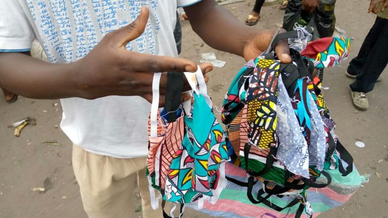 masque en tissus à Kinshasa
