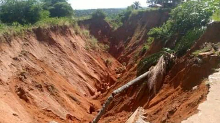 Kananga : L'avenue de l'aéroport sur la RN1 en voie de se couper