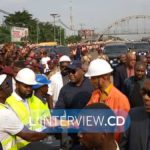 Félix Tshisekedi salue la foule
