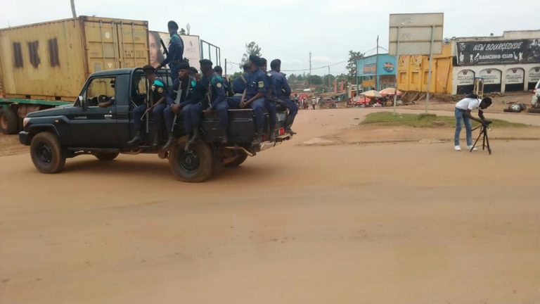 beni au moins 21 personnes interpellées et 2 armes saisies lors d'un bouclage de la PNC