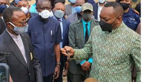 le ministre Eteni Longondo a remis des motos au gouverneur Matubuana