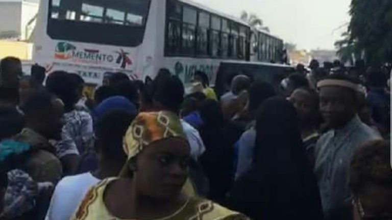 centaines de Congolais en sit-in devant l’ambassade de la RDC au Burundi