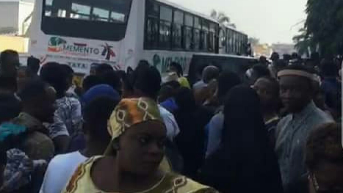 centaines de Congolais en sit-in devant l’ambassade de la RDC au Burundi