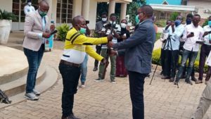 e seigneur de guerre Kahasha Maheshe et ses 120 éléments présentés au gouverneur Ngwabidje par l’armée