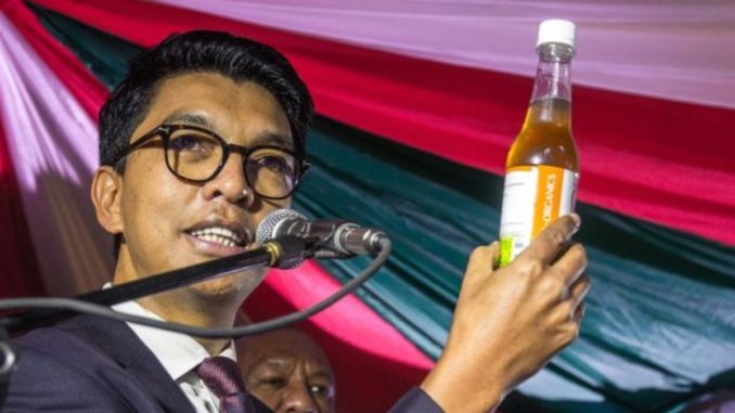 Le président Rajoelina a invité les écoliers à boire le Covid-Organics Le président Rajoelina a invité les écoliers à boire le Covid-Organics