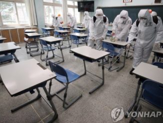 soldats Sud-coréens désinfectent une salle de classe d’un lycée à Daegu