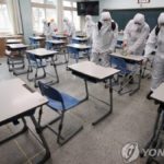 soldats Sud-coréens désinfectent une salle de classe d’un lycée à Daegu