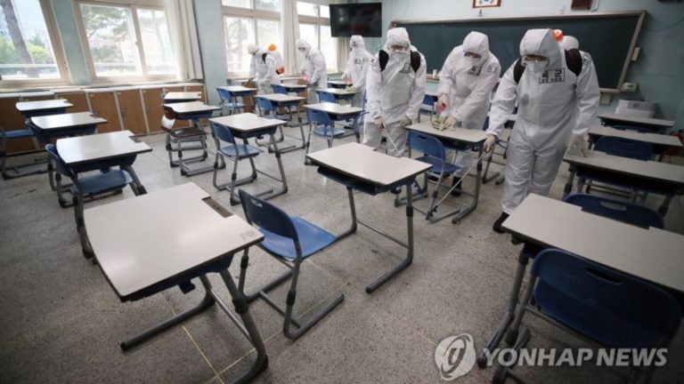 soldats Sud-coréens désinfectent une salle de classe d’un lycée à Daegu