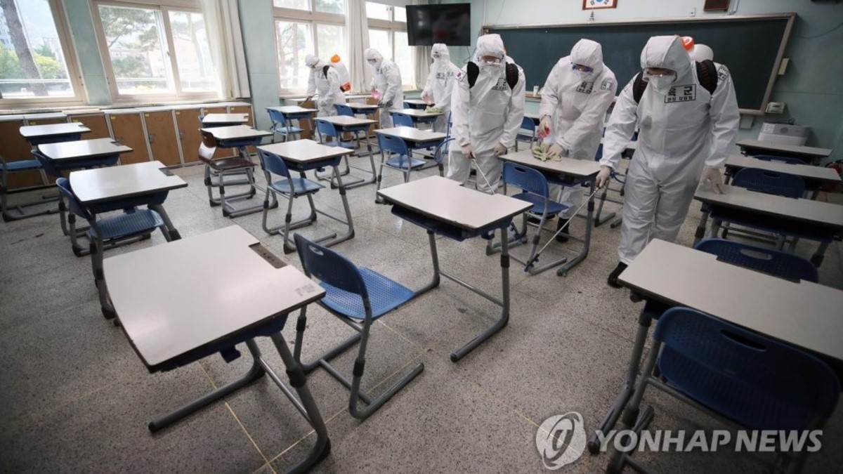 soldats Sud-coréens désinfectent une salle de classe d’un lycée à Daegu