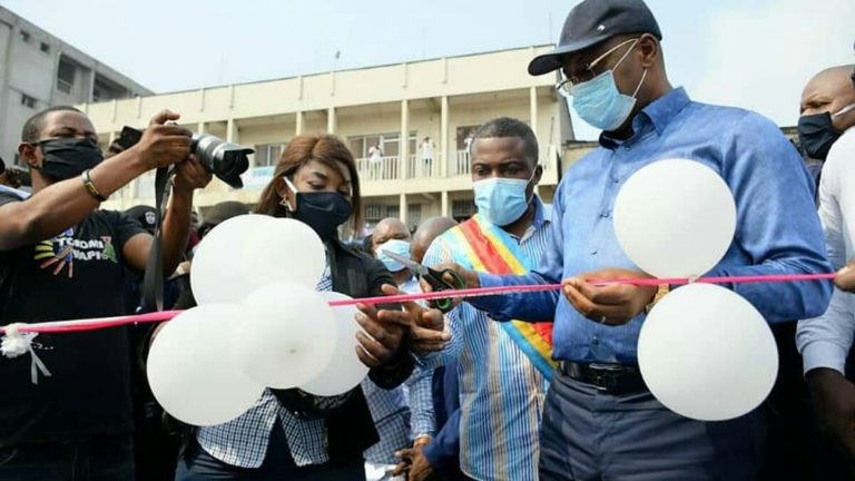 Gentiny Ngobila inaugure le marché provisoire d'Itaga