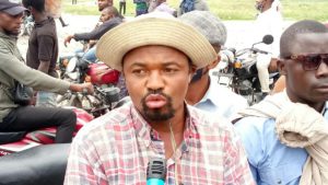 motocyclistes devant le Palais du peuple