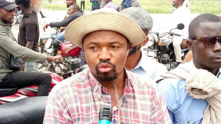 motocyclistes devant le Palais du peuple