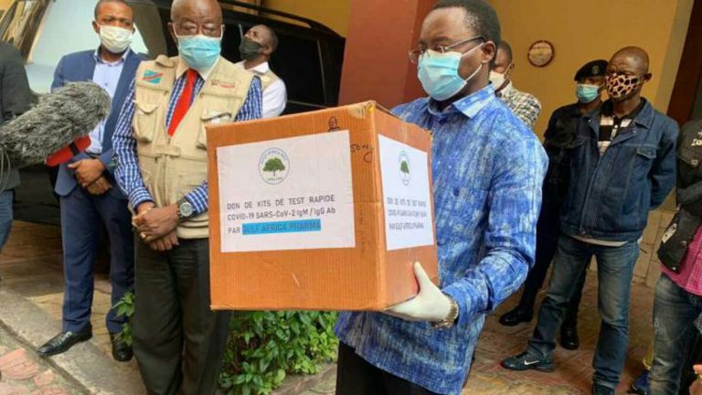 Le FCC fait un don des tests rapides à l'équipe de riposte