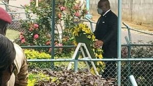 shisekedi s'incline sur la dépouille mortelle de Luzi Gizenga