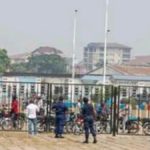Quelques conducteurs motos supposés de l'UDPS manifestent devant le palais du peuple