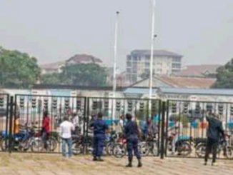 Quelques conducteurs motos supposés de l'UDPS manifestent devant le palais du peuple