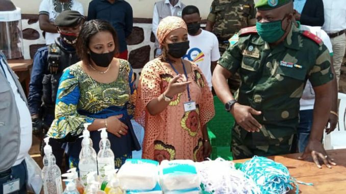 A Bukavu, les blessés de guerre de l'hôpital régional militaire assistés par l'épouse du gouverneur Coralie Kasi