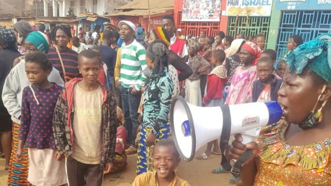 les vendeurs du marché de Kamagema manifestent pour réclamer leur président syndical enlevé à Panzi