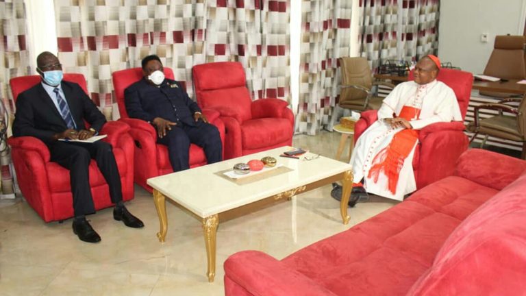 Joseph Olengha Nkoy a échangé avec Fridolin Ambongo