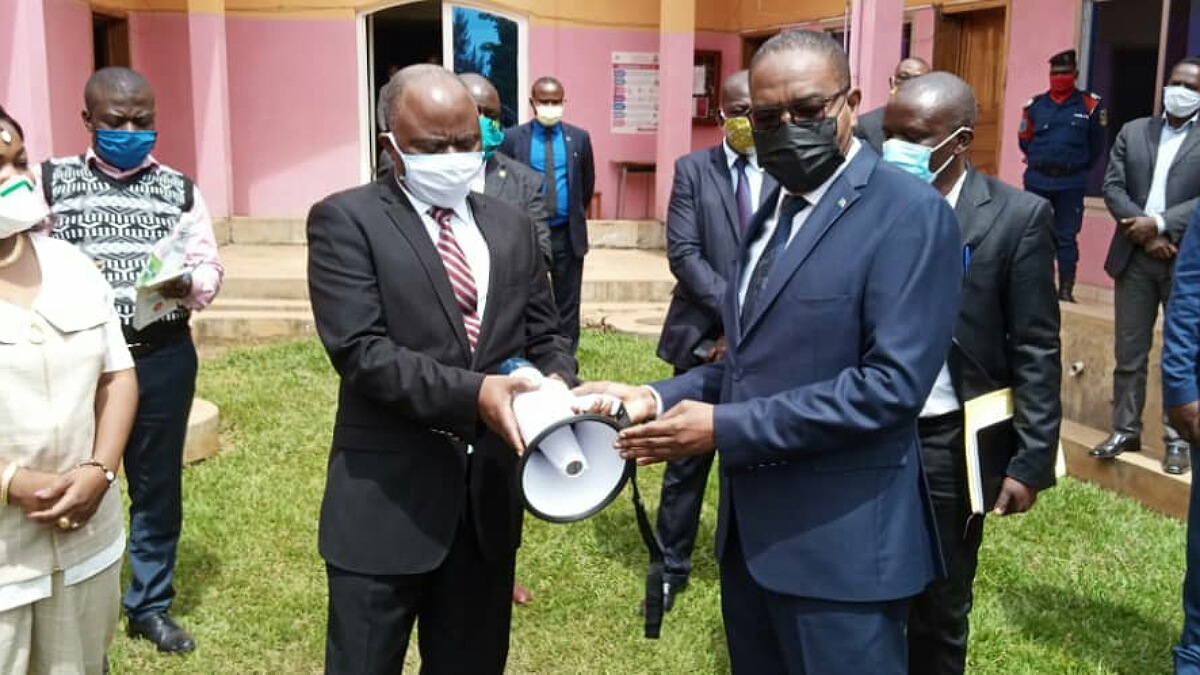 Covid 19/Sud-Kivu : le Gouverneur Ngwabidje remet des kits de protection et de sensibilisation à l’Assemblée Provinciale