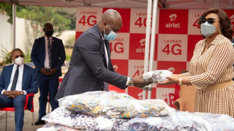 La Fondation Denise Nyakeru a remis 100.000 cache-nez lavables au ministère de l'EPST