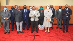 le groupe de 13 personnalités