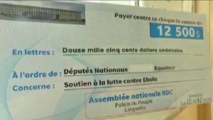 Jeannie Mabunda remet un chèque aux élus de l'Equateur