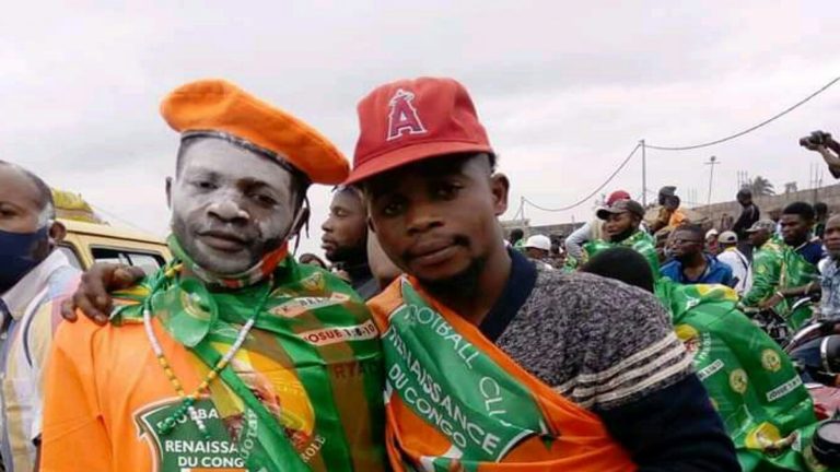 Evêque Mukuna acquitté, plusieurs personnes l'attendent devant la porte de la prison