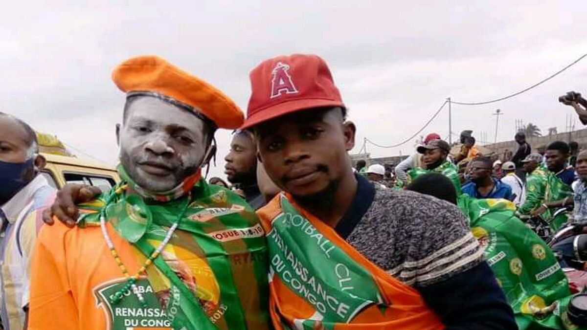 Evêque Mukuna acquitté, plusieurs personnes l'attendent devant la porte de la prison