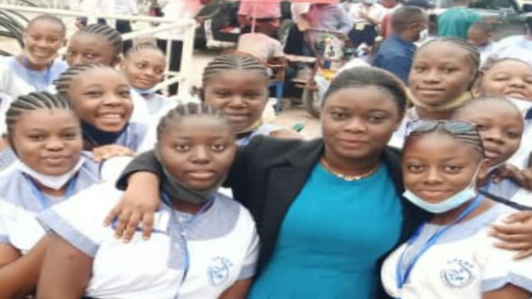 la responsable de "l'école pour tous" sensibilise les finalistes