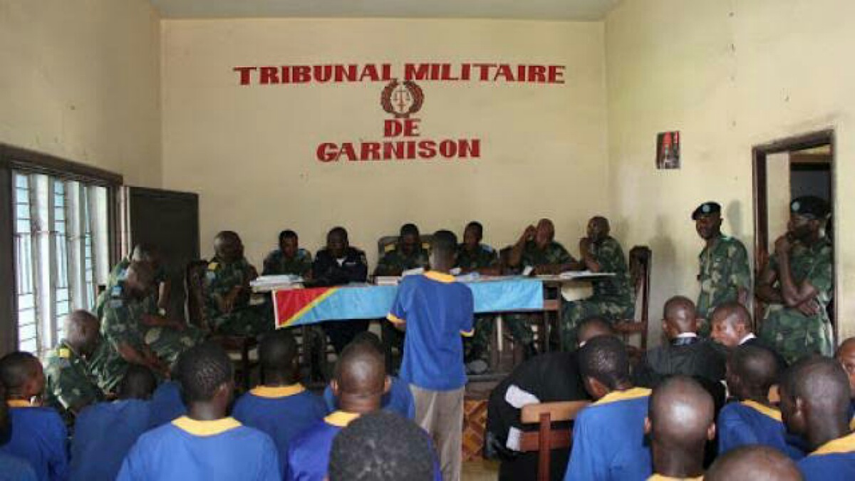 Beni : Le tribunal militaire condamne 2 civils chacun à 20 ans de prison pour détention illégale d’arme et munitions de guerre
