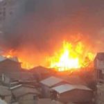 maisons parties en fumée à Nyakaliba