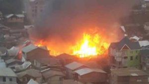 maisons parties en fumée à Nyakaliba