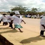 des médecins dans la rue à Oïcha