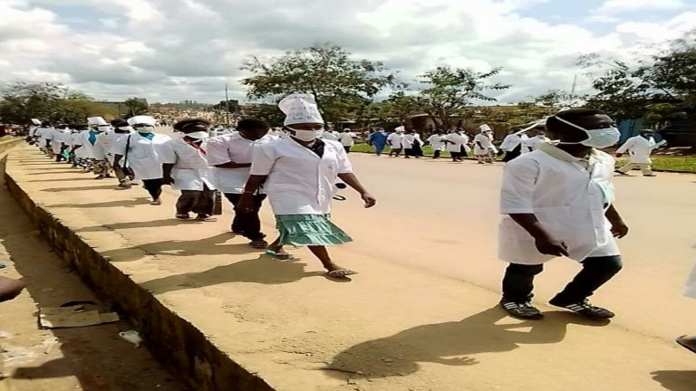 des médecins dans la rue à Oïcha