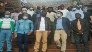 en visite au parc national des Virunga, le ministre du tourisme