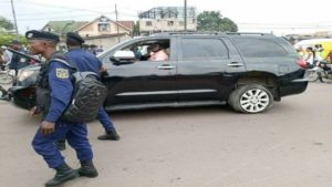 La police a réparé les pneus crevés de la jeep de Martin Fayulu