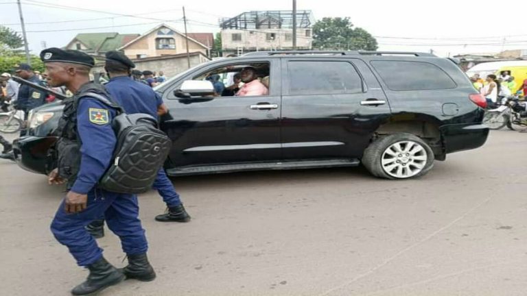La police a réparé les pneus crevés de la jeep de Martin Fayulu