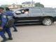 La police a réparé les pneus crevés de la jeep de Martin Fayulu