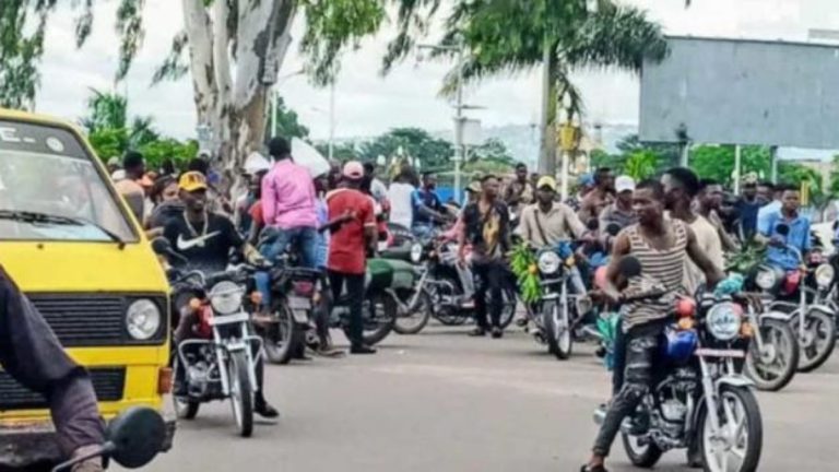 motocyclistes_wewa_palais du peuple udps