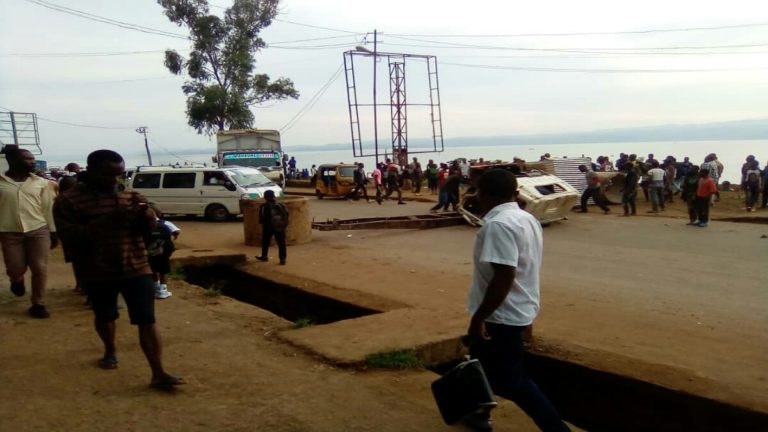 Des jeunes en colère barricadent la RN2 Bukavu
