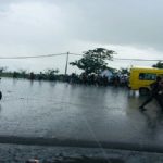 dispersés par la pluie, des militants