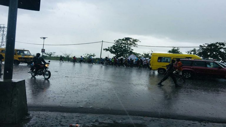 dispersés par la pluie, des militants