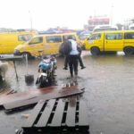 rond-point Victoire sous la pluie