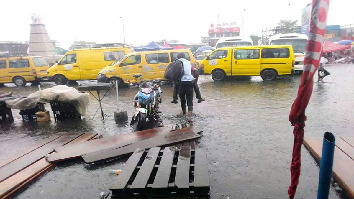 rond-point Victoire sous la pluie