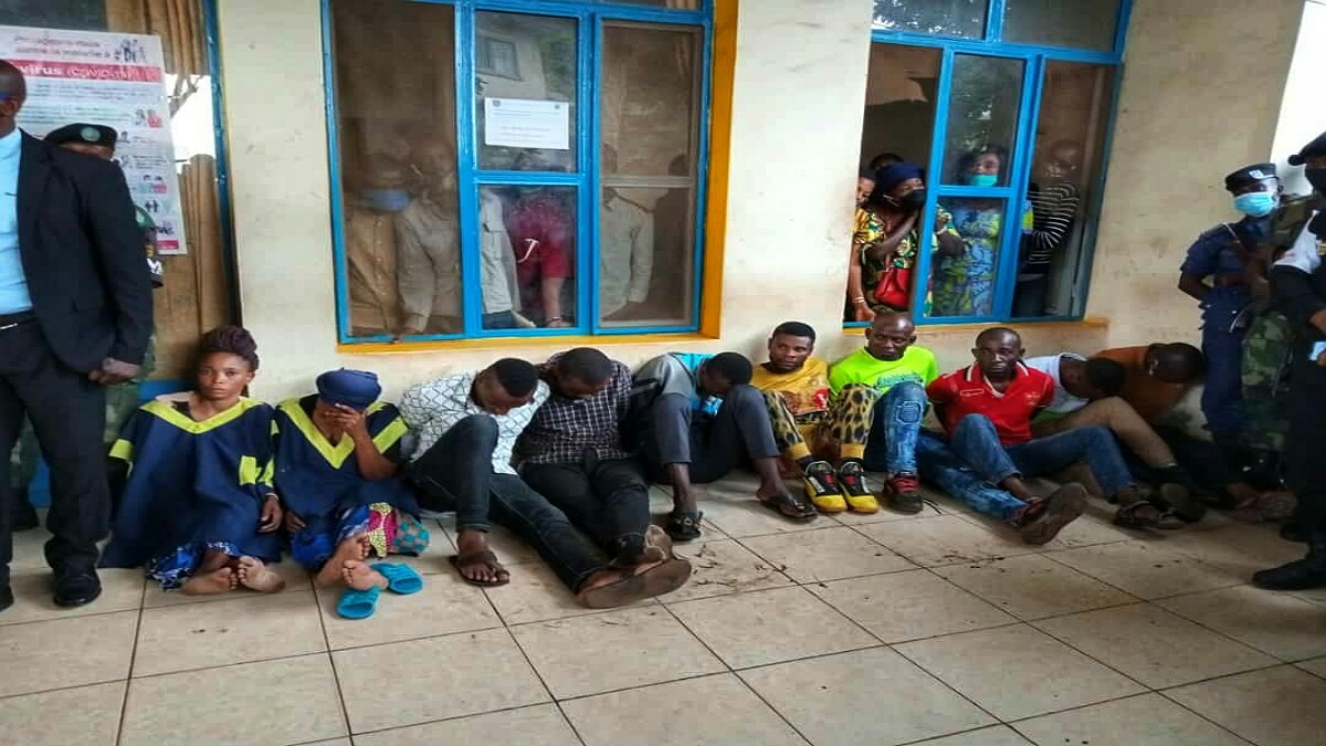 Sud-Kivu : 10 présumés criminels arrêtés avec 10 armes AK47 et plusieurs minutions ont été présentés au gouverneur