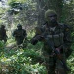 s combattants armés vêtus en tenue UPDF