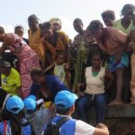 femmes et des enfants congolais arrivant à un poste frontière à Chissanda, dans le Lunda Norte, en Angola