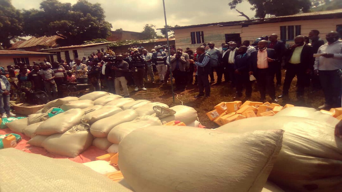 les déplacés de guerre assistés par le gouverneur Kasivita